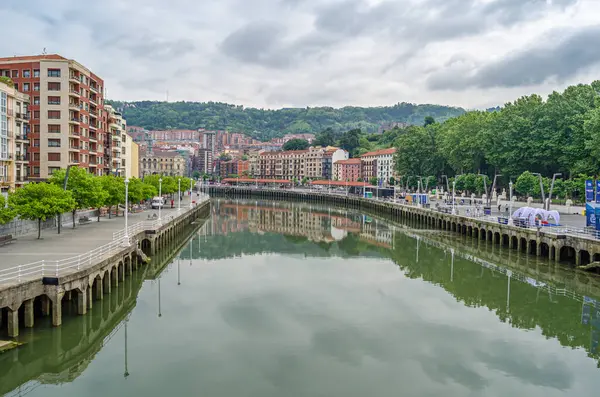 BILBAO, İspanya - 9 Mayıs 2014: İspanya 'nın Bilbao kentindeki Nervion Nehri kıyısındaki binaların manzarası