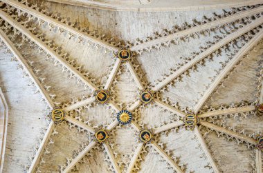 BURGOS, İspanya - 8 Haziran 2014: Burgos, Kastilya ve Leon Gotik katedralinin içi, tavanın ayrıntıları