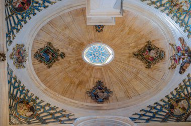 BURGOS, İspanya - 8 Haziran 2014: Burgos, Kastilya ve Leon Gotik katedralinin içi, tavanın ayrıntıları