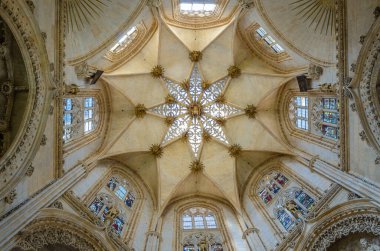 BURGOS, İspanya - 8 Haziran 2014: Burgos, Kastilya ve Leon Gotik katedralinin içi, tavanın ayrıntıları