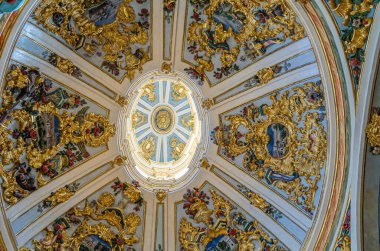 BURGOS, İspanya - 8 Haziran 2014: Burgos, Kastilya ve Leon Gotik katedralinin içi, tavanın ayrıntıları