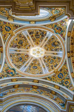 BURGOS, İspanya - 8 Haziran 2014: Burgos, Kastilya ve Leon Gotik katedralinin içi, tavanın ayrıntıları