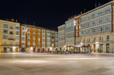 BURGOS, İspanya - 8 Haziran 2014: Burgos, Castilla y Leon 'daki sokakları gece görüşü