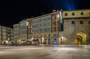 BURGOS, İspanya - 8 Haziran 2014: Burgos, Castilla y Leon 'daki sokakları gece görüşü