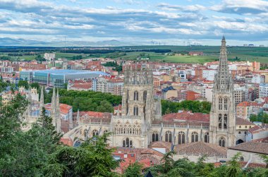 Ön planda Gotik katedrali bulunan Burgos, Kastilya ve Leon şehrinin hava manzarası.