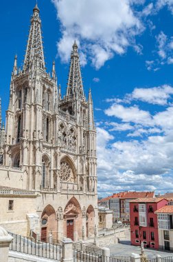 Burgos Katedrali, İspanya. Yapımı 1221 yılında, Fransız Gotik mimarisi tarzında, daha sonra 15. ve 16. yüzyıllarda göz alıcı Gotik tarzıyla başladı; çok sayıda dekoratif Rönesans ve Barok unsuruna sahiptir.