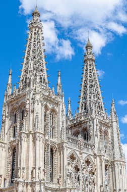 Burgos Katedrali, İspanya. Yapımı 1221 yılında, Fransız Gotik mimarisi tarzında, daha sonra 15. ve 16. yüzyıllarda göz alıcı Gotik tarzıyla başladı; çok sayıda dekoratif Rönesans ve Barok unsuruna sahiptir.