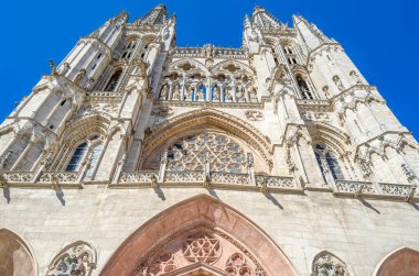 Burgos Katedrali, İspanya. Yapımı 1221 yılında, Fransız Gotik mimarisi tarzında, daha sonra 15. ve 16. yüzyıllarda göz alıcı Gotik tarzıyla başladı; çok sayıda dekoratif Rönesans ve Barok unsuruna sahiptir.