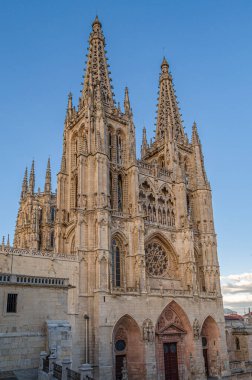 Burgos Katedrali, İspanya. Yapımı 1221 yılında, Fransız Gotik mimarisi tarzında, daha sonra 15. ve 16. yüzyıllarda göz alıcı Gotik tarzıyla başladı; çok sayıda dekoratif Rönesans ve Barok unsuruna sahiptir.
