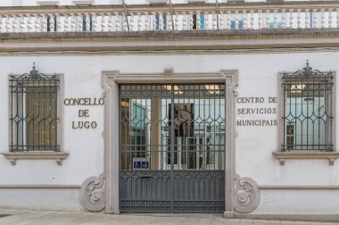 LUGO, İspanya - 26 AĞUSTOS 2022: Lugo Belediye Binası Cephesi, Belediye Hizmetleri Merkezi, Galiçya, İspanya