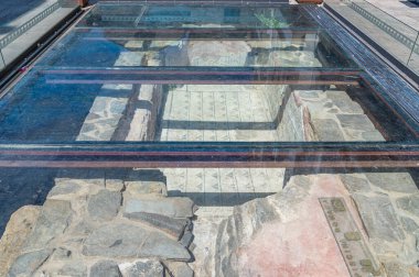 LUGO, İspanya - 26 AĞUSTOS 2022: 60 'larda Galiçya' nın Lugo şehrinde bulunan ve halen şeffaf materyallerle kaplanmış bir Roma havuzu kalıntıları