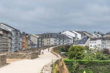 LUGO, SPAIN - 26 AĞUSTOS 2022: Roma duvarları, Galiçya, İspanya 'nın kuzeybatısındaki eski Lugo kasabasının manzarası