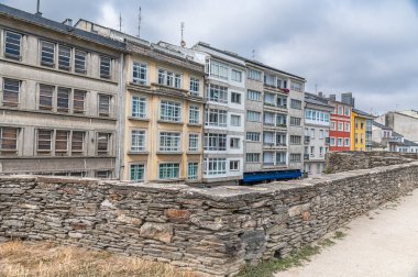 Galiçya 'nın Lugo şehrindeki mimari, İspanya' nın kuzeybatısında, ön planda Roma duvarları olan