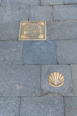 Galiçya 'nın Lugo şehrinde asfaltta asılı duran Camino de Santiago sembolü.