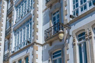 İspanya 'nın kuzeybatısındaki Lugo, Galiçya' nın eski bir kasabasında mimarlık görevi.