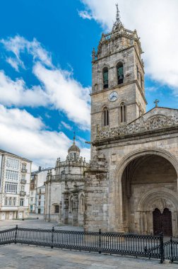 İspanya 'nın kuzeybatısındaki Lugo, Galiçya' daki Santa Maria Katedrali manzaralı.
