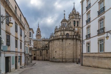 İspanya 'nın kuzeybatısındaki Lugo, Galiçya' daki Santa Maria Katedrali manzaralı.