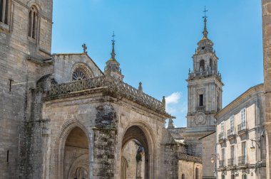 İspanya 'nın kuzeybatısındaki Lugo, Galiçya' daki Santa Maria Katedrali manzaralı.