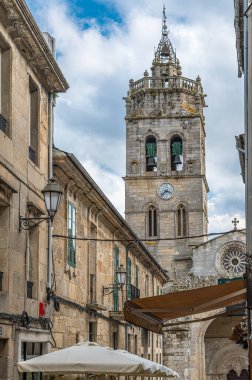 İspanya 'nın kuzeybatısındaki Lugo, Galiçya' daki Santa Maria Katedrali manzaralı.
