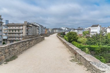 İspanya 'nın kuzeybatısındaki Galiçya' nın Roma duvarlarından eski Lugo kasabasının manzarası.