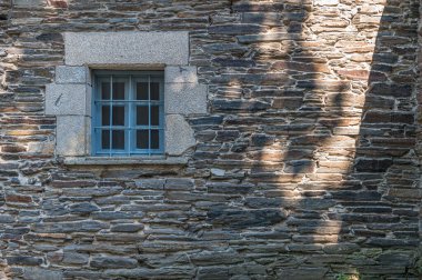 Mimari ayrıntı, eski taş duvar ve pencere.