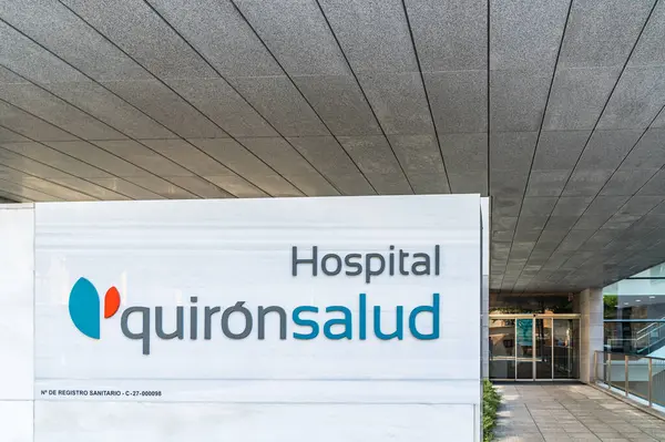 LUGO, İspanya - 24 AĞUSTOS 2022: Lugo, İspanya 'daki QuironSalud Hastanesi cephesi. QuironSalud, İspanyol özel sağlık şirketi IDCQ Hospital ve Sanidad 'ın ticari markasıdır.