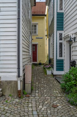 BERGEN, NORway - 17 Temmuz 2014: Bergen, Norveç 'te renkli ahşap evleri olan dar sokaklar