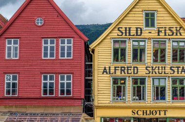 BERGEN, NORway - 15 Temmuz 2014: Bergen, Norveç 'teki Bryggen ahşap evlerin renkli cephesi. Bryggen, 1979 yılından beri UNESCO Dünya Kültür Mirası 'nda yer alıyor.