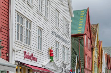 BERGEN, NORway - 15 Temmuz 2014: Bergen, Norveç 'teki Bryggen ahşap evlerin renkli cephesi. Bryggen, 1979 yılından beri UNESCO Dünya Kültür Mirası 'nda yer alıyor.