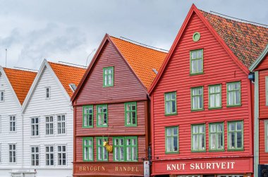 BERGEN, NORway - 15 Temmuz 2014: Bergen, Norveç 'teki Bryggen ahşap evlerin renkli cephesi. Bryggen, 1979 yılından beri UNESCO Dünya Kültür Mirası 'nda yer alıyor.