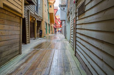 BERGEN, NORway - 15 Temmuz 2014: Bergen, Norveç 'teki Bryggen ahşap evleri arasındaki iç geçit. Bryggen, 1979 yılından beri UNESCO Dünya Kültür Mirası 'nda yer alıyor.