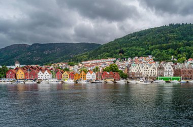 BERGEN, NORway - 15 Temmuz 2014: Bergen, Norveç 'teki Vagen limanında sıralanan Hanseatik mirası ticari binalarının görüntüsü. Bryggen, 1979 yılından beri UNESCO Dünya Kültür Mirası 'nda yer alıyor.