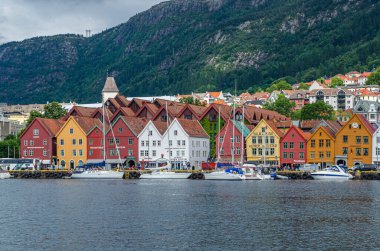 BERGEN, NORway - 17 Temmuz 2014: Bergen, Norveç 'teki Vagen limanında sıralanan Hanseatik mirası ticari binalarının görüntüsü. Bryggen, 1979 yılından beri UNESCO Dünya Kültür Mirası 'nda yer alıyor.