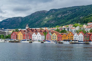 BERGEN, NORway - 17 Temmuz 2014: Bergen, Norveç 'teki Vagen limanında sıralanan Hanseatik mirası ticari binalarının görüntüsü. Bryggen, 1979 yılından beri UNESCO Dünya Kültür Mirası 'nda yer alıyor.