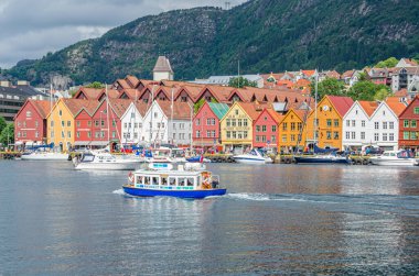 BERGEN, NORway - 17 Temmuz 2014: Bergen, Norveç 'teki Vagen limanında sıralanan Hanseatik mirası ticari binalarının görüntüsü. Bryggen, 1979 yılından beri UNESCO Dünya Kültür Mirası 'nda yer alıyor.