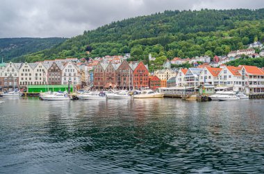 BERGEN, NORway - 15 Temmuz 2014: Bergen, Norveç 'teki Vagen limanında sıralanan Hanseatik mirası ticari binalarının görüntüsü. Bryggen, 1979 yılından beri UNESCO Dünya Kültür Mirası 'nda yer alıyor.