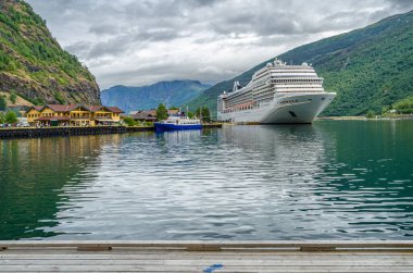 FLAM, NORway - 16 Temmuz 2014: Norveç 'in Vestland eyaleti Aurlandsfjord kıyısındaki Flam turizm köyüne yanaşan yolcu gemilerinin görüntüsü
