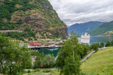 FLAM, NORway - 16 Temmuz 2014: Norveç 'in Vestland eyaleti Aurlandsfjord kıyısındaki Flam turizm köyüne yanaşan yolcu gemilerinin görüntüsü