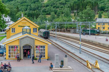 FLAM, NORway - 16 Temmuz 2014 Flam Tren İstasyonu ve Flam Demiryolu Müzesi. Flam Demiryolu (Flamsbana), Norveç 'in en çok ziyaret edilen turistik merkezlerinden biri olan Myrdal ile Flam arasındaki demiryolu hattıdır.