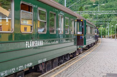 FLAM, NORway - 16 Temmuz 2014: Norveç 'in en çok ziyaret edilen turizm beldelerinden biri olan Myrdal ile Flam Hattı (Flamsbana) arasındaki demiryolu hattı Flam İstasyonunda Tren