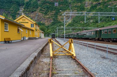 FLAM, NORway - 16 Temmuz 2014: Norveç 'in en çok ziyaret edilen turizm beldelerinden biri olan Myrdal ile Flam Hattı (Flamsbana) arasındaki demiryolu hattı Flam İstasyonunda Tren
