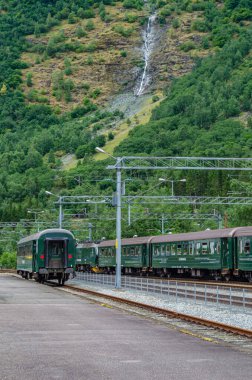 FLAM, NORway - 16 Temmuz 2014: Norveç 'in en çok ziyaret edilen turizm beldelerinden biri olan Myrdal ile Flam Hattı (Flamsbana) arasındaki demiryolu hattı Flam İstasyonunda Tren