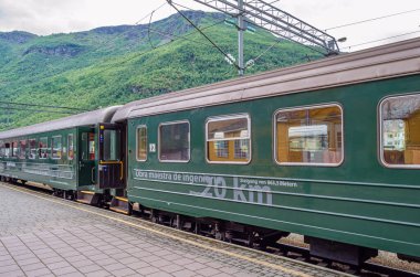 FLAM, NORway - 16 Temmuz 2014: Norveç 'in en çok ziyaret edilen turizm beldelerinden biri olan Myrdal ile Flam Hattı (Flamsbana) arasındaki demiryolu hattı Flam İstasyonunda Tren