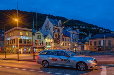 BERGEN, NORWay - 16 Temmuz 2014: Norveç 'in Bergen kentinin gece görüşü, ön planda bir taksiyle