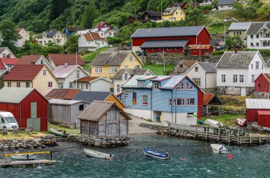 UNDREDAL, NORWay - 16 Temmuz 2014: Norveç 'in Vestland ilçesi Aurlandsfjord' un kıyılarındaki Undredal adlı küçük bir köydeki rıhtım manzarası