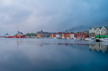 Norveç 'in Bergen şehrindeki Vagen limanının arka planında Bryggen' ın renkli binaları var. Bryggen, 1979 yılından beri UNESCO Dünya Kültür Mirası 'nda yer alıyor.