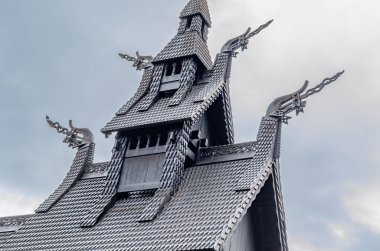 Fortun Stave Kilisesi 'nin yeniden inşası olan Fantoft Stave Kilisesi (Fantoft Stavkirke), 1883' te Bergen 'e taşınmış, 1992' de yangınla yıkılmış ve 1997 'de yeniden inşa edilmiştir.
