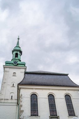 1621 yılında inşa edilen Norveç 'in Bergen kentindeki Nykirken (yeni kilise) manzarası, kent yangınlarının ardından kilise defalarca değişikliğe uğradı.