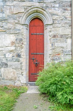 Vossevangen, Norveç 'teki Voss Kilisesi' nin ayrıntıları. Gri, taş kilise 1277 'de bilinmeyen bir mimar tarafından çizilmiş planlarla uzun bir kilise tasarımı ile inşa edildi.