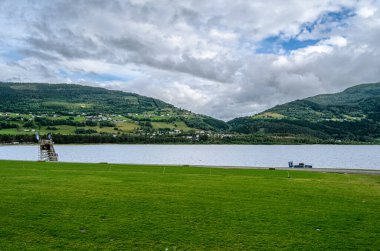 Vestland, Norveç 'teki Vossevangen (Voss) köyünden Vangsvatnet Gölü manzarası